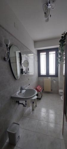 a bathroom with a sink and a mirror at La Casa Blanca in Grottammare