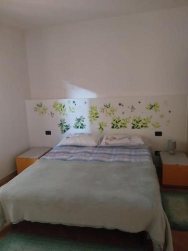 une chambre avec un grand lit et deux tables de nuit dans l'établissement Marghe Town, à Lazise