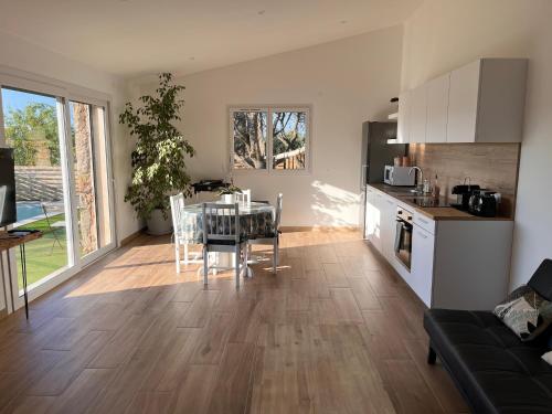 cocina y sala de estar con mesa, cocina y comedor en Chez François et Cécile en Figari