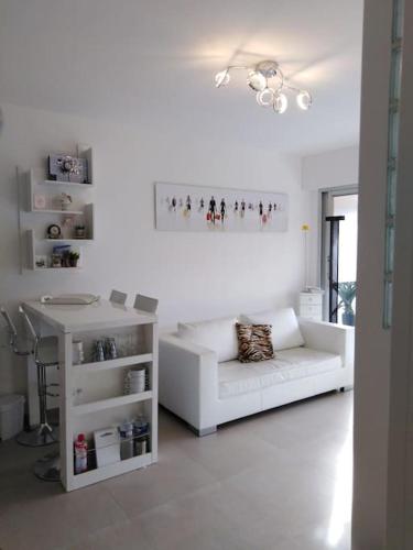 un salon blanc avec un canapé blanc et une table dans l'établissement Les Delphes, Très beau 2P proche mer et Monaco, à Menton