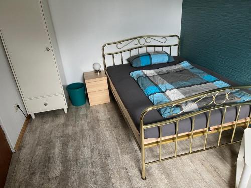 Schlafzimmer mit einem Bett mit Metallrahmen in der Unterkunft Ferienhaus Klinder in Bad Arolsen