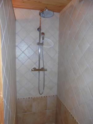 une douche dans une salle de bain avec une pomme de douche dans l'établissement La datcha *** 8 personnes, à Bonneval-sur-Arc