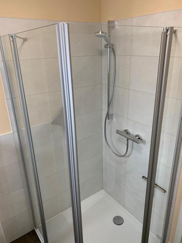 a shower with a glass door in a bathroom at Haus Benz für 8 Personen - 4 Zimmer m. Dusche Vollausstattung 1km v. Wittenberge Baustelle A14 Parkplätze Grill Gemeinschaftsküche in Eickerhöfe