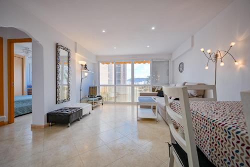 ein Schlafzimmer mit einem Bett und ein Zimmer mit einem Balkon in der Unterkunft Beautiful 2 bedrooms Apartment in Agua Mundo in Benidorm