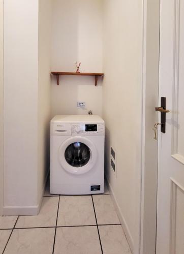 a washer and dryer in a small room at Casa Vacanze Lidia in Viterbo