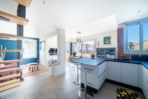 - une cuisine avec une grande île dans une chambre dans l'établissement Le Duplex de Monique - Beau Duplex proche plage, à Sainte-Marie-Plage