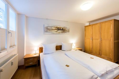 ein Schlafzimmer mit einem großen weißen Bett mit zwei Kissen in der Unterkunft Ferienwohnung 2 - Marktkirchhof in Quedlinburg