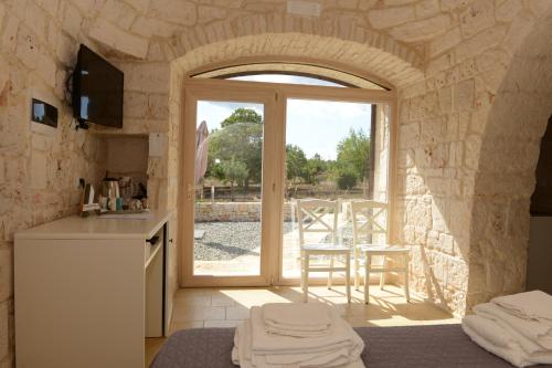 cocina con puerta abierta a un patio en Agritrulli, en Ostuni