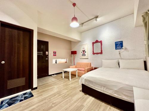 - une chambre avec un lit et un canapé dans l'établissement 御旅 Inn, à Taichung