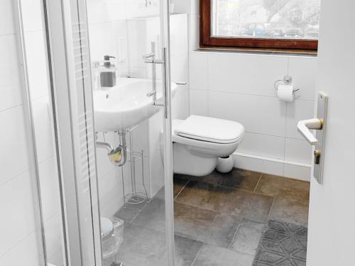 Bathroom sa # VAZ Apartments WU10 für Monteure Küche, TV, WLAN, Parkplatz, Autobahnähe