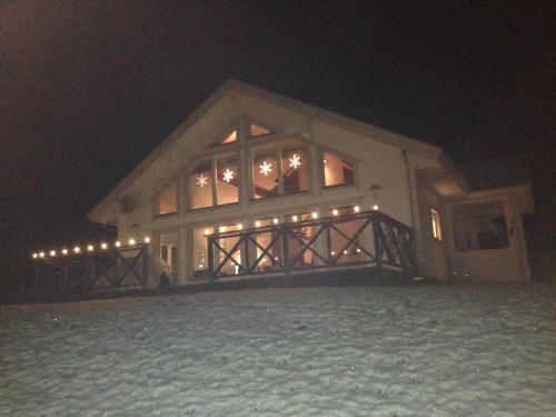 Una casa iluminada por la noche con luces de Navidad en BraHus Edvin 12, en Åre