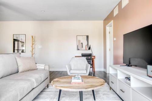 Gallery image of Encino 1br w wd pool gym nr Ventura Blvd LAX-948 in Los Angeles