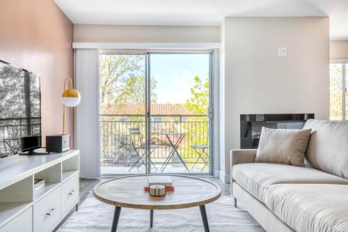 Gallery image of Encino 1br w wd pool gym nr Ventura Blvd LAX-948 in Los Angeles