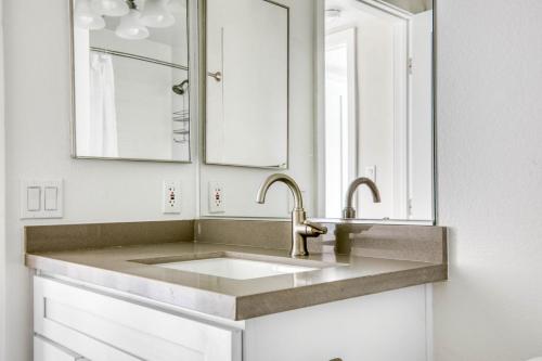 Φωτογραφία από το άλμπουμ του Encino 1br w wd pool gym nr Ventura Blvd LAX-948 στο Λος Άντζελες