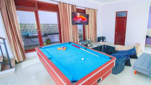 una sala de estar con una mesa de billar. en Villa Surga Dunia with Private Pool and Billiard, en Batu