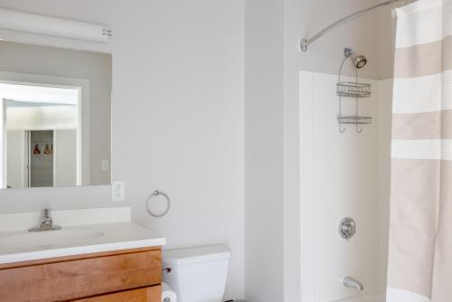 y baño blanco con lavabo y ducha. en Somerville 1br w wd in building nr Harvard MIT BOS-762, en Cambridge