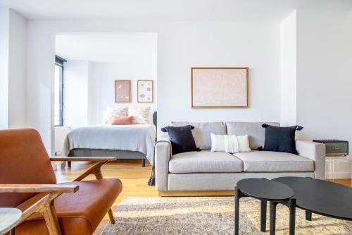Гостиная зона в Sutton Place Studio w Gym nr Central Park NYC-517