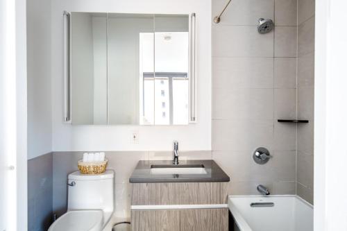 Ванная комната в Sutton Place Studio w Gym nr Central Park NYC-517