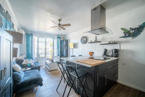 une cuisine avec un évier et un plan de travail dans l'établissement Les Arcades - Appartement vue mer, à Argelès-sur-Mer