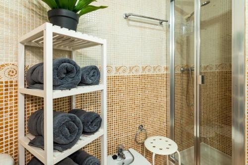een handdoekenrek met opgerolde handdoeken in de badkamer bij Coqueto apartamento con vistas in Torremolinos