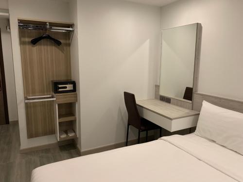 Postel nebo postele na pokoji v ubytování Thana Wisut Hotel