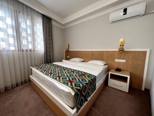 Een bed of bedden in een kamer bij Hotel Shaherezade Garden