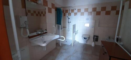 Ostello Al Deserto في كيافينا: حمام مع حوض ومرحاض