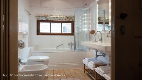 Bilik mandi di Landhaus & Schloss Anras