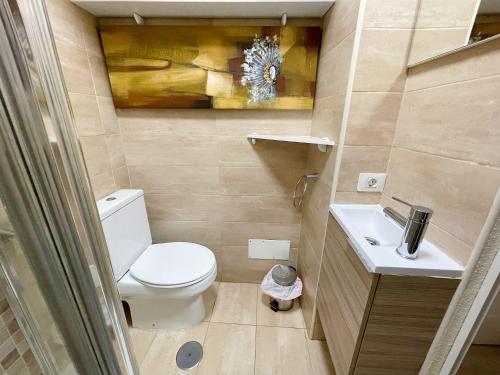 ロス・クリスティアーノスにあるEdificio Arcoのバスルーム(トイレ、洗面台付)