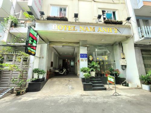 een hotelingang met een bord aan de voorzijde van een gebouw bij Nam Anh 2 Hotel in Ho Chi Minh-stad