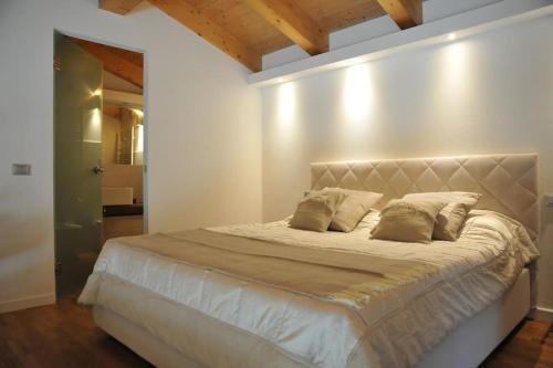 מיטה או מיטות בחדר ב-Villa Podere Gaia 16Pax with AC and Pool by VILLASRETREATS