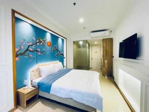 Deluxe Room @ ArtDeco Luxury Hotel & Residence By Parker House في باندونغ: غرفة نوم بسرير مع جدار ازرق