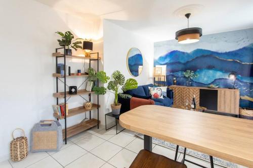 un salon avec une table et un canapé dans l'établissement C16 - 2 BDR Rue Antibes 4 min Palais Festivals - AC & Terrace, à Cannes