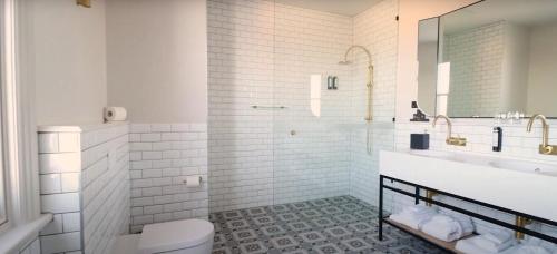 Ένα μπάνιο στο Portarlington Grand Hotel