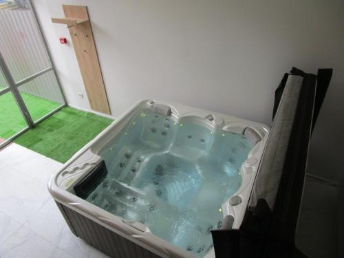 bañera de hidromasaje en la esquina de una habitación en Veroland Magánszálláshely en Hódmezővásárhely