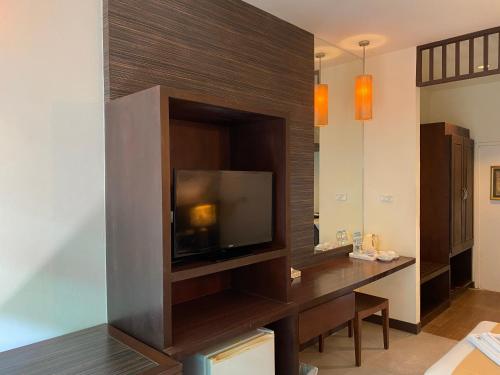 een woonkamer met een flatscreen-tv aan de muur bij Al's Resort in Chaweng Beach
