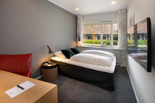 sypialnia z łóżkiem, biurkiem i oknem w obiekcie Skanderborg Park w mieście Skanderborg