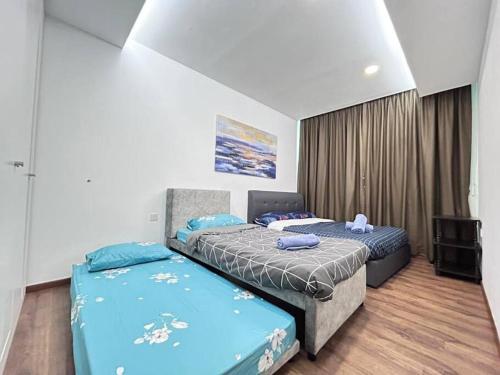 - une chambre avec 2 lits dans l'établissement Jeff and Ricky homestay 67@Vivacity Megamall, à Kampong Tabuan