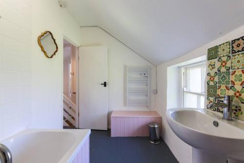 Saint Teath的住宿－Welcome to Port Isaac - Padstow - Polzeath，浴室配有白色浴缸、盥洗盆和浴缸。