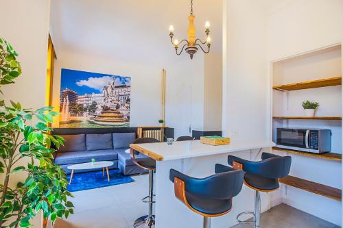 Il comprend une cuisine et un salon avec une table et des chaises. dans l'établissement #3 Toulon CENTRE, BALCON, LUMINEUX, STATIONNEMENT FACILE, TOUT CONFORT, à Toulon