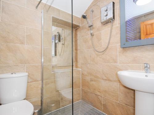 ein Bad mit einer Dusche, einem WC und einem Waschbecken in der Unterkunft The Hideaway in St Austell