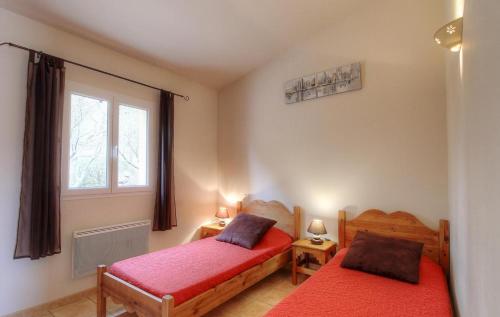 ein Schlafzimmer mit zwei Betten und einem Fenster in der Unterkunft Les bergeries d'Ogliastrello in Figari