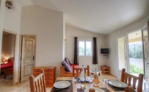 - une salle à manger avec une table et des chaises dans l'établissement Les bergeries d'Ogliastrello, à Figari