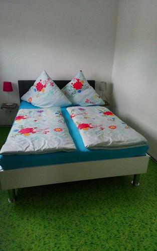 a bed with two pillows on it in a room at FERIENWOHNUNG POLZER 1 in Hohnstein