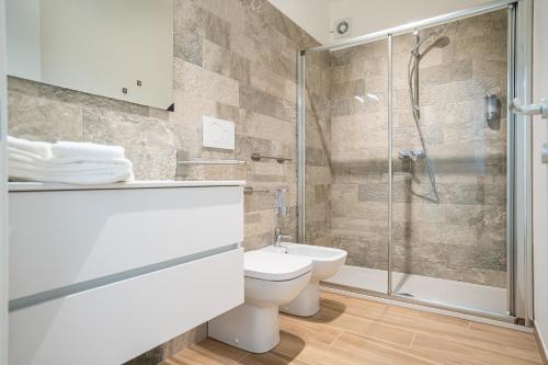 W łazience znajduje się toaleta i przeszklony prysznic. w obiekcie Tenuta dei Franceschi w mieście Borgo Santa Maria
