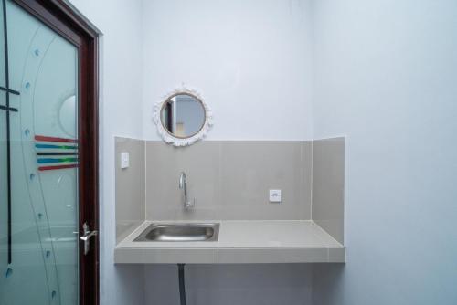 Kamar mandi di RedDoorz @ Jalan Gunung Talang Mahendradatta