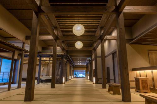 een hal in een gebouw met houten balken bij Jozankei Onsen Yurakusoan in Jozankei