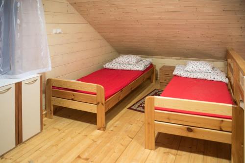 una habitación con 2 camas en una cabaña en Ośrodek Nadmorska Perełka en Rusinowo