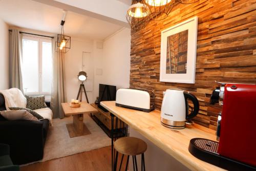 Il dispose d'une cuisine et d'un salon avec un comptoir et un four micro-ondes. dans l'établissement Le Cocon de la Cité - Parking au Pied de La Cité, à Carcassonne