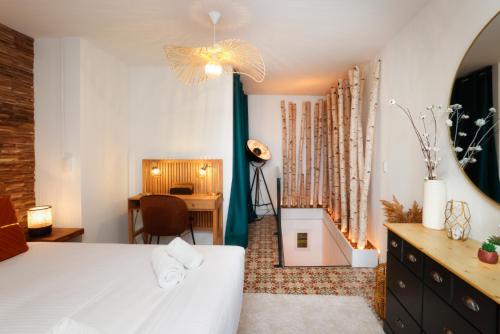 une chambre avec un lit, un bureau et une chaise dans l'établissement Le Cocon de la Cité - Parking au Pied de La Cité, à Carcassonne